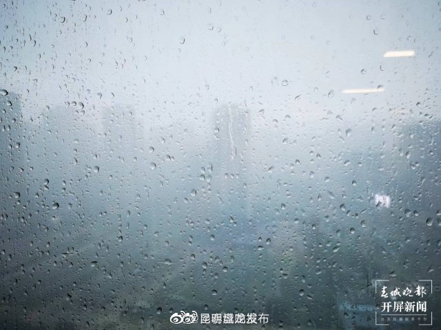 上班雨又来了！昆明多条道路车流量大
