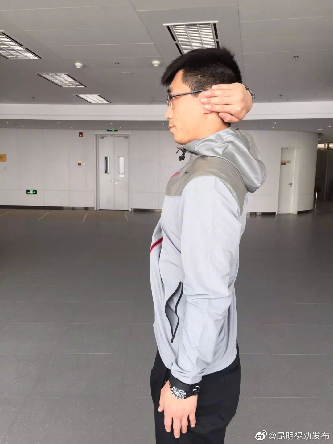 肩膀灵活度自测方法