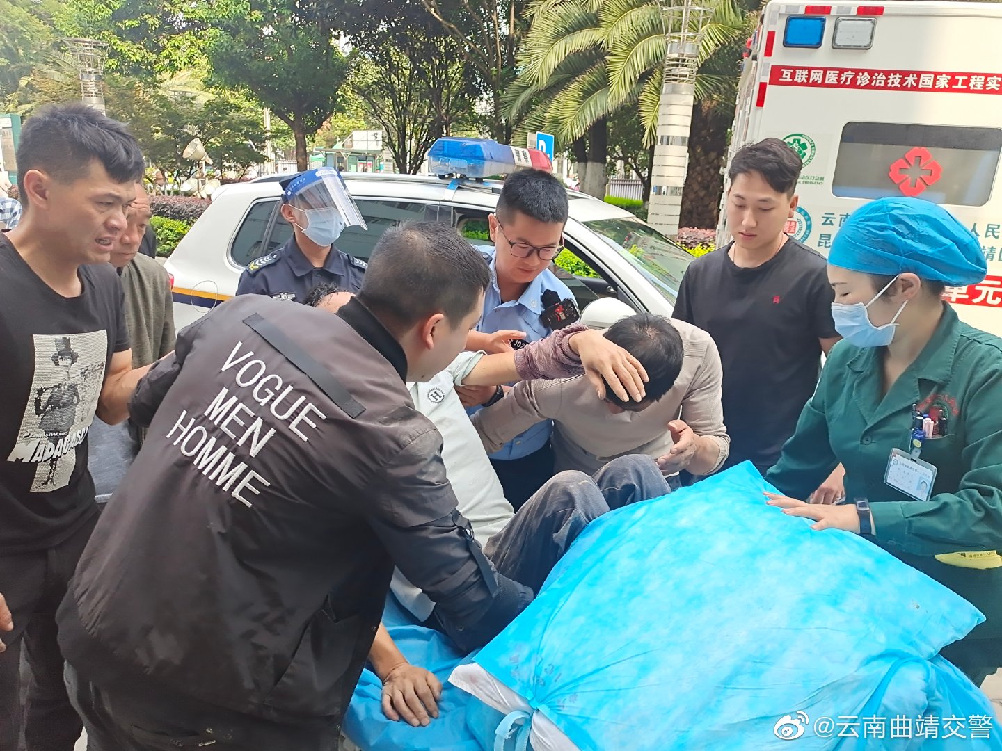 云南曲靖交警微博