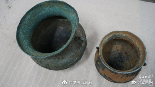 昭通村民割草时捡到两个东汉青铜器