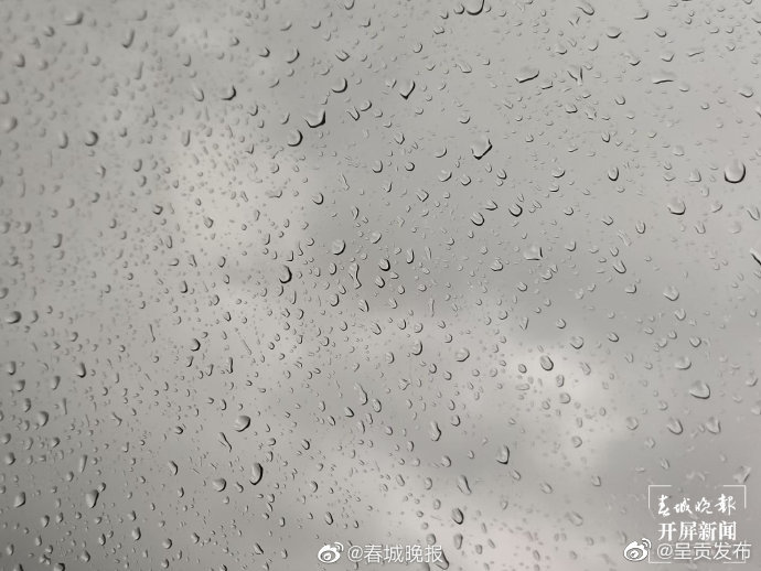 昆明2个淹积水点车辆通行缓慢