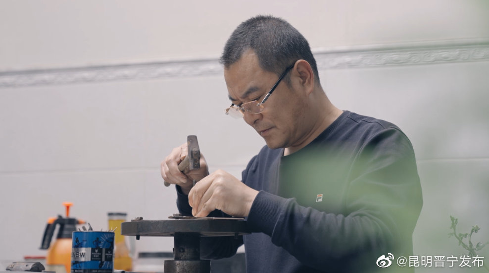 袁昆林：在黑白之间熠熠生辉 “乌铜走银”像一门行走的艺术