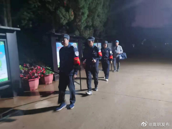 上禾开展夜间巡查筑牢治安防护墙活动