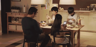 吃饭看手机更易吃多高脂食物