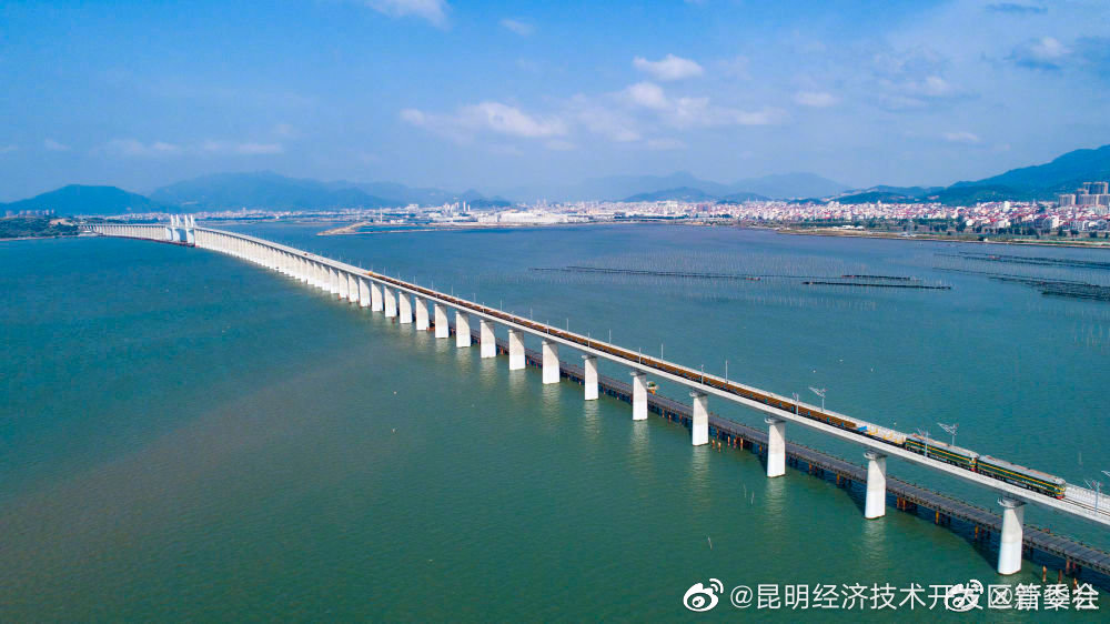 我国首条跨海高铁全线铺轨贯通