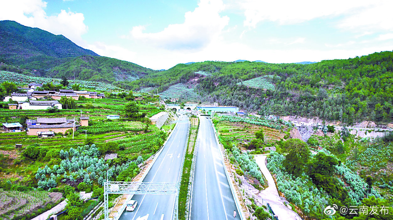 华丽高速公路营盘山隧道贯通