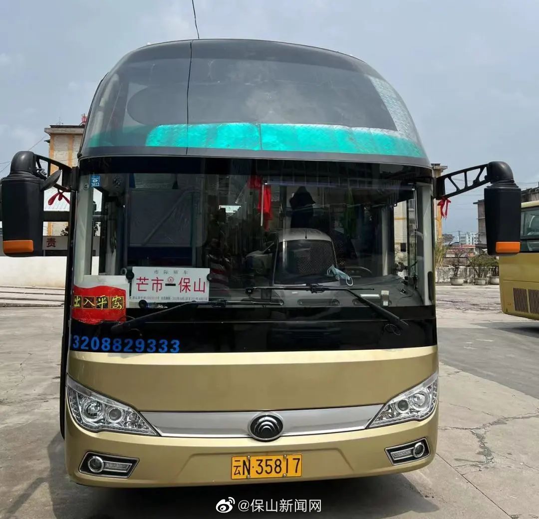 大保高速保山方向龙街、永平站间一小货车自燃，临时中断此路段交通