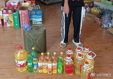 汽油拿瓶装着卖！ 拘！