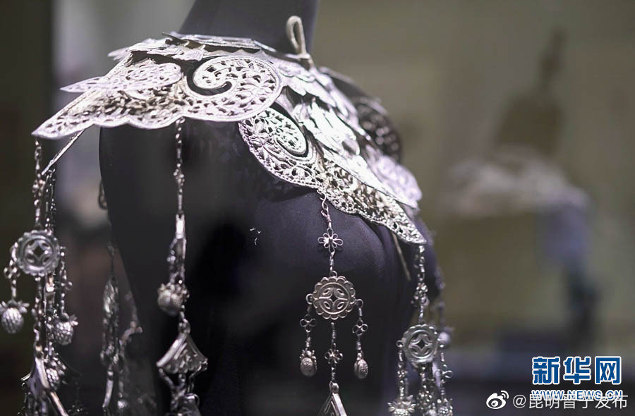 “网红文物”壮族银披肩