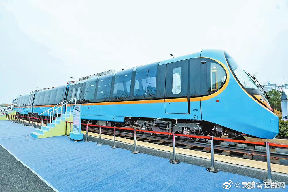 全球首辆全景观光山地旅游列车亮相丽江