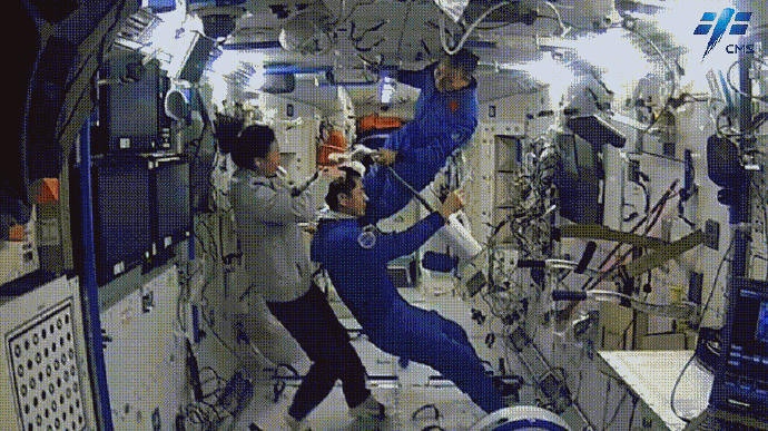 在太空给人理发需要几个人