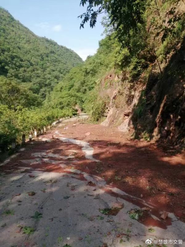 楚雄大地基乡方向东大线42公里至52公里塌方，暂不具备通行条件