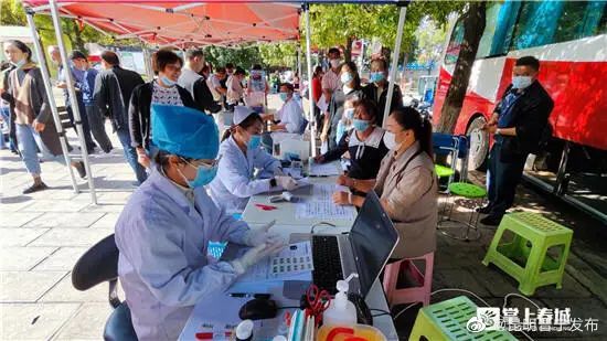 献血车开到晋宁 爱心市民无偿献血10万毫升