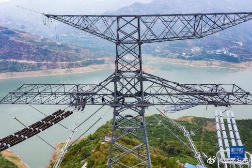 “西电东送”大动脉 特高压白浙线长江三峡跨江线路全线贯通 