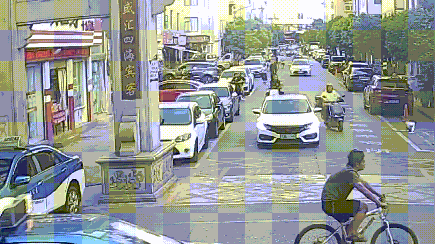 “开门杀”撞翻小电