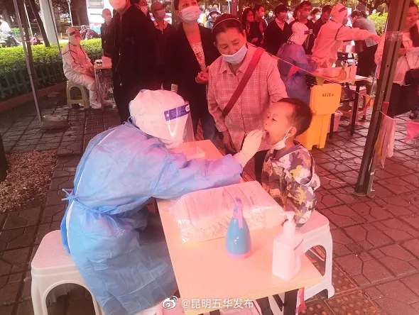 黑林铺街道红盛园社区有序开展常态化核酸检测 筑牢安全防线