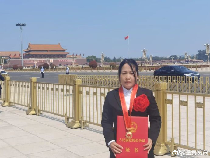 她到北京替丈夫受领荣誉！