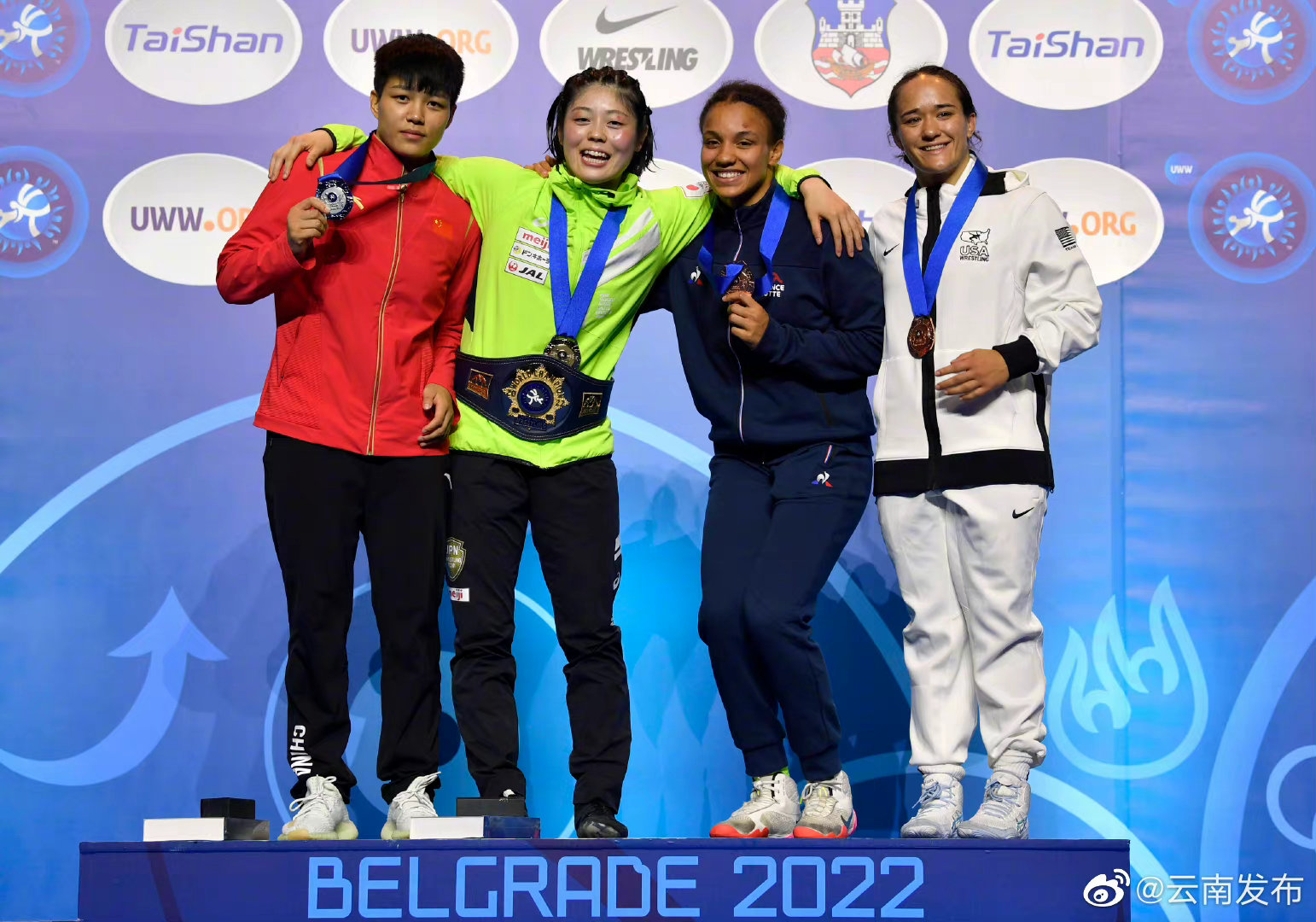 云南摔跤女将龙佳获世锦赛亚军