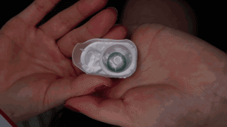 戴隐形眼镜睡觉眼病几率高出20倍