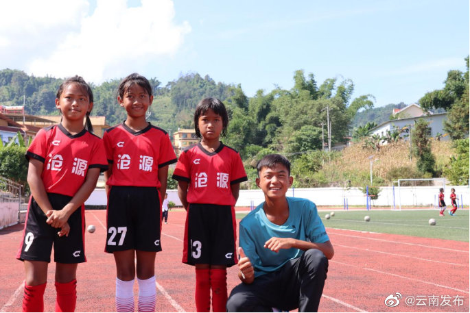 “背篓网球少年”回母校啦