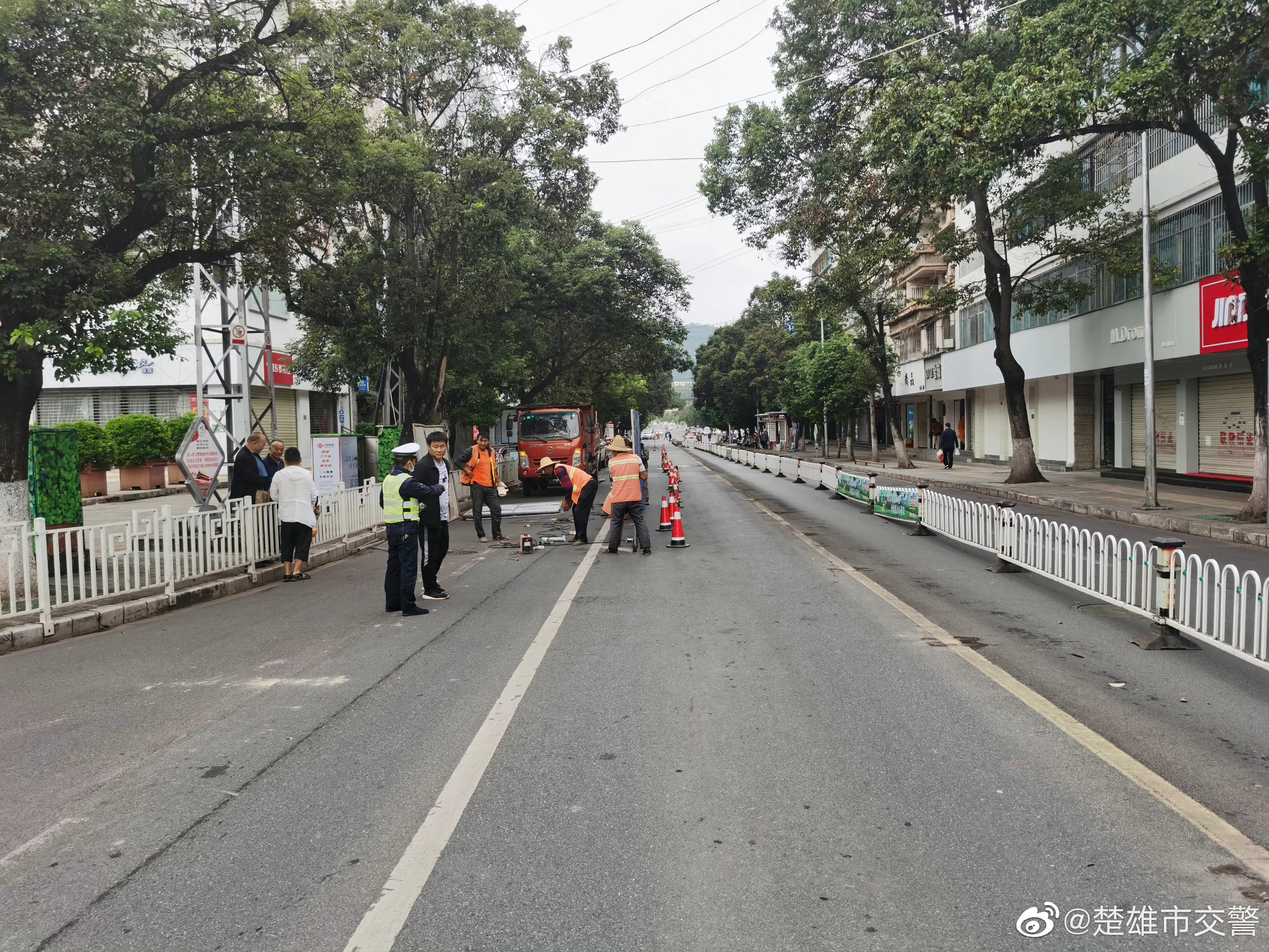 中大街沃尔玛口至观音阁口市政电缆施工封闭一个车道