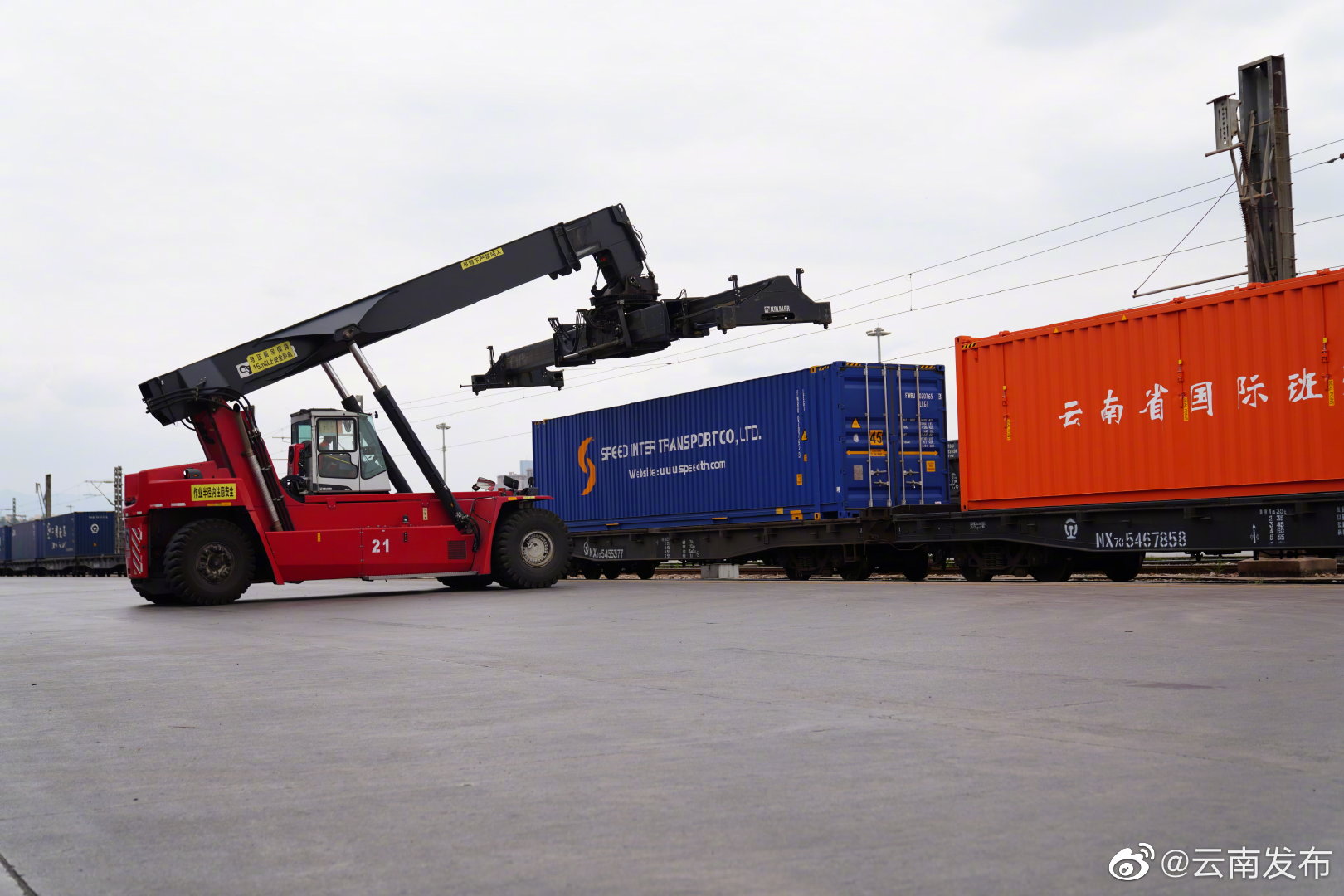 中老铁路11个月累计运输货物986万吨