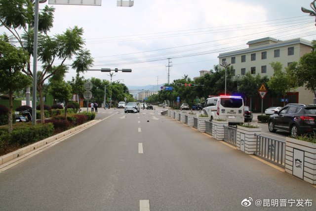 两人殒命!昆明14岁少年酒后骑电动车载人超速、闯红灯,撞上小轿车…