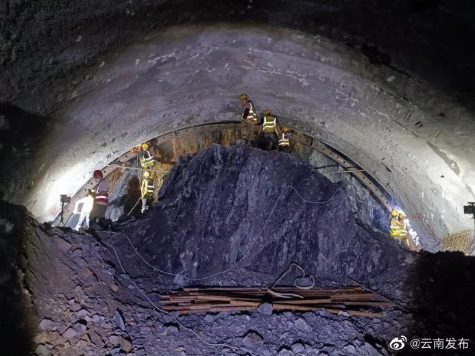 勐绿高速曼贺科1号隧道双幅顺利贯通