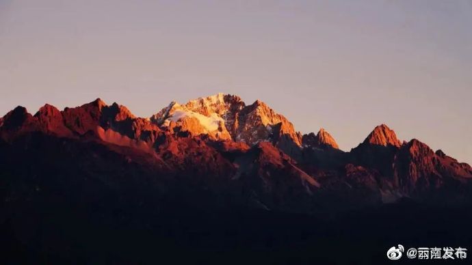 玉龙雪山“日照金山”季正式开启，持续至年底！