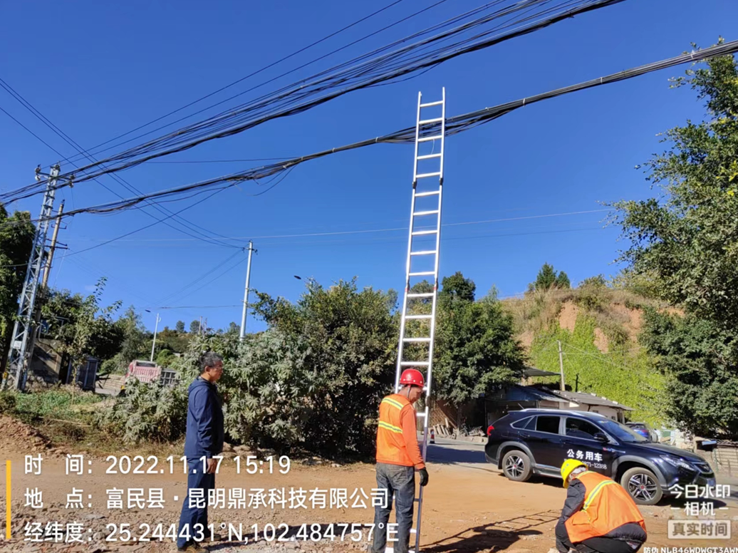 富民县开展G108国道（三村大桥至罗赤公路交叉口段）沿线弱电线缆整治工作