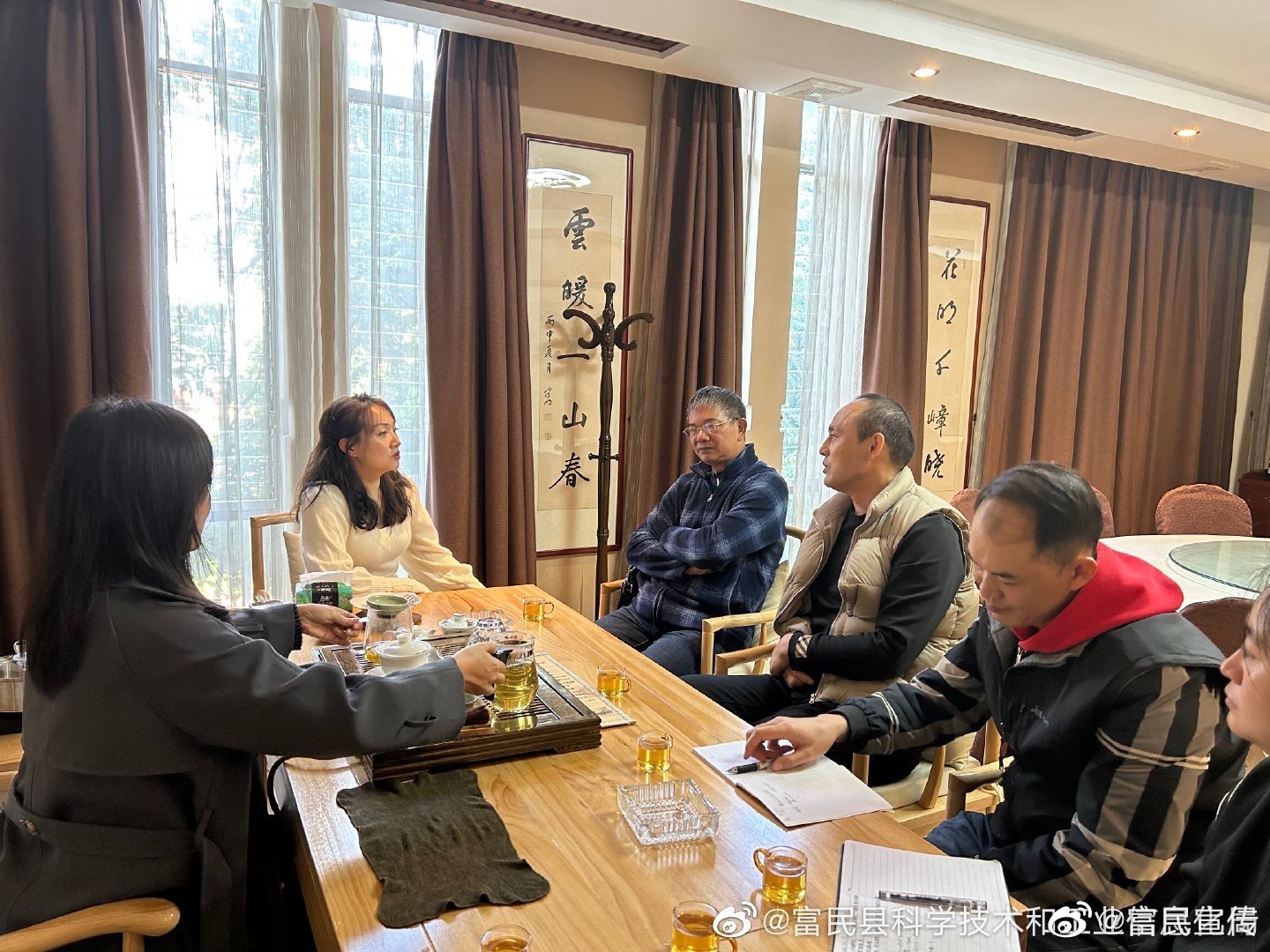 县科工信局组织协调驻县通信运营商开展G108国道沿线弱电线缆整治工作