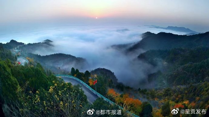 如同笔墨晕染在群山之间