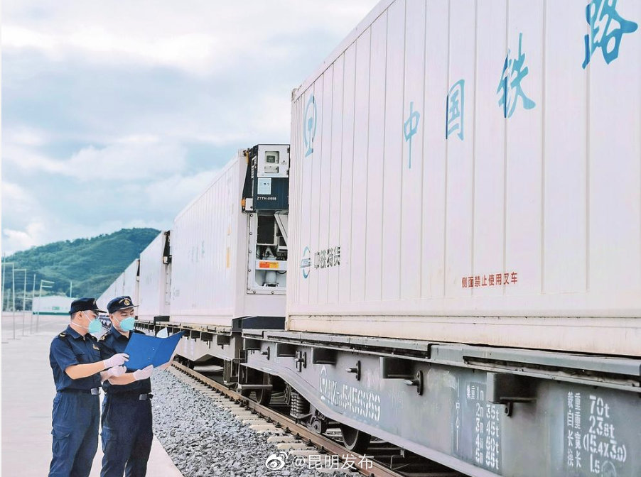 中老铁路首列进口水果直达列车发车