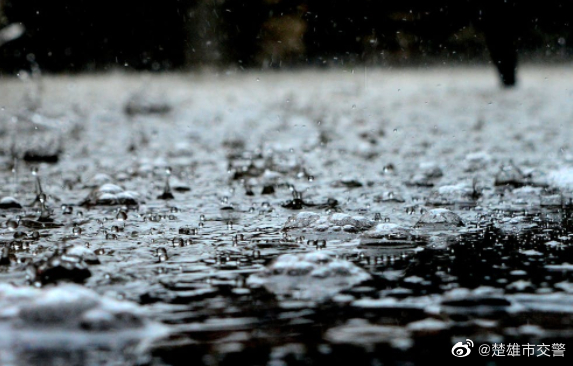 降雨降温天气出行注意安全