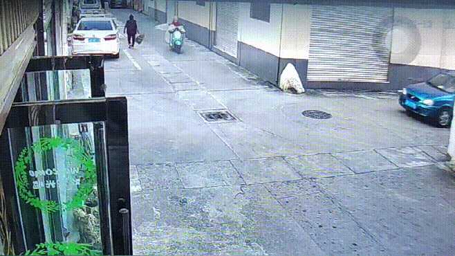 背街小巷开车骑车都要靠右靠边！ 