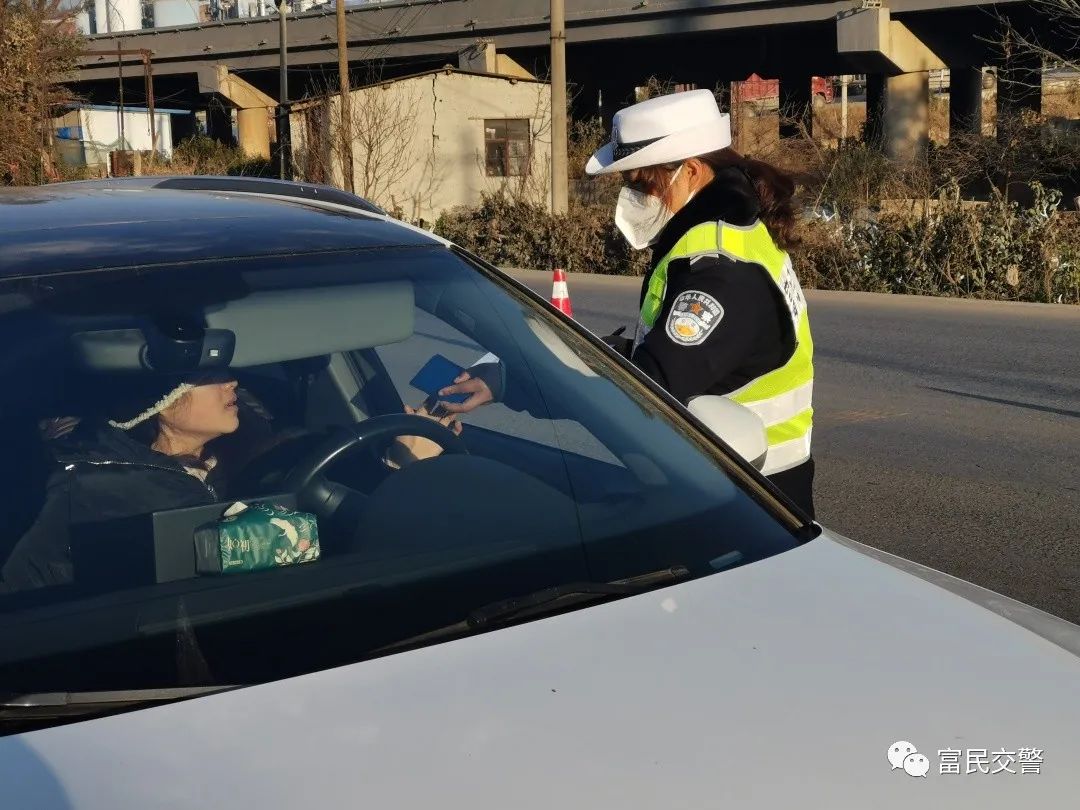 富民交警