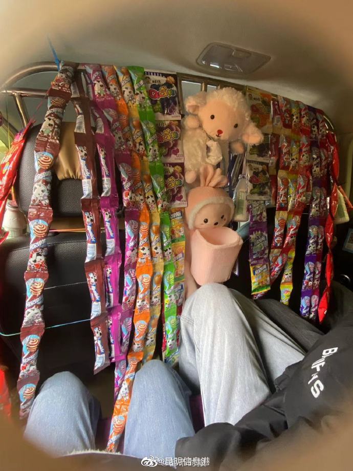 司机将零食挂满车免费送乘客