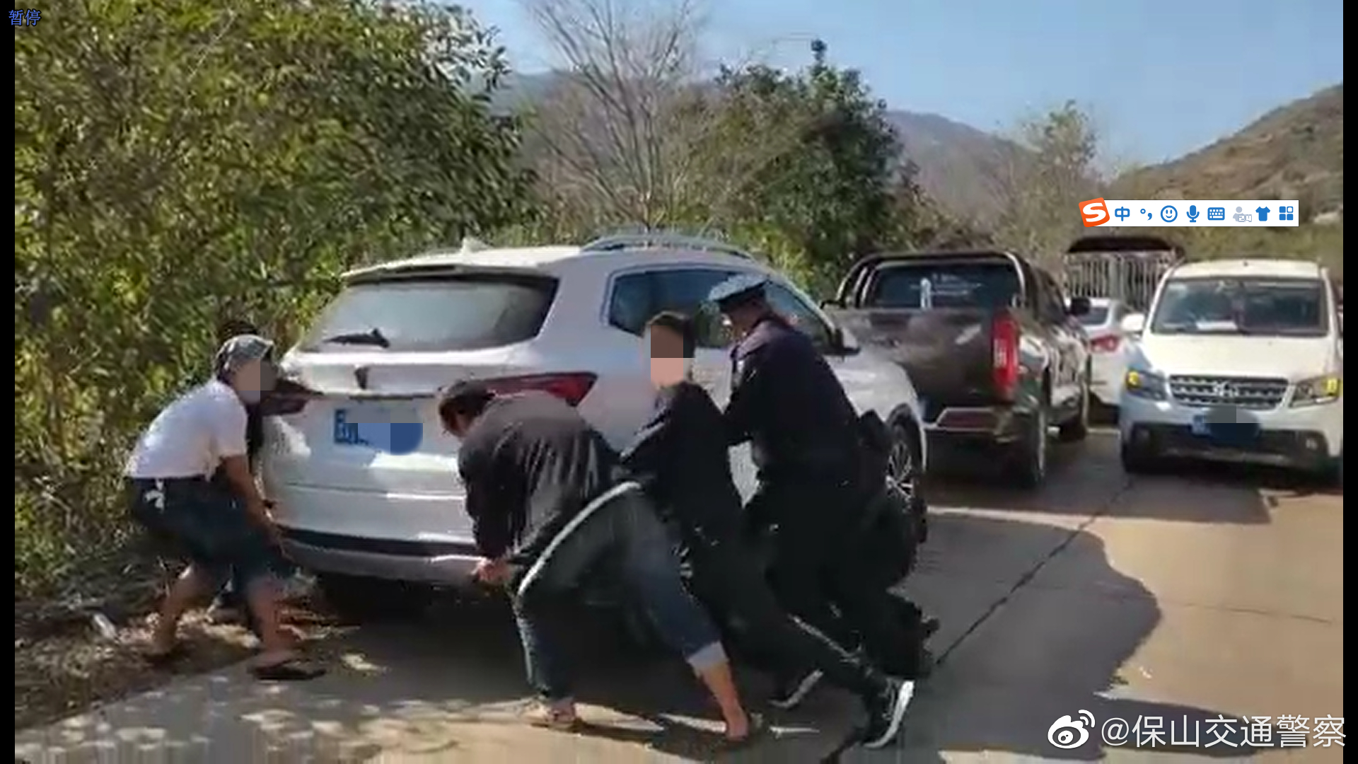 热心群众帮忙抬出通道