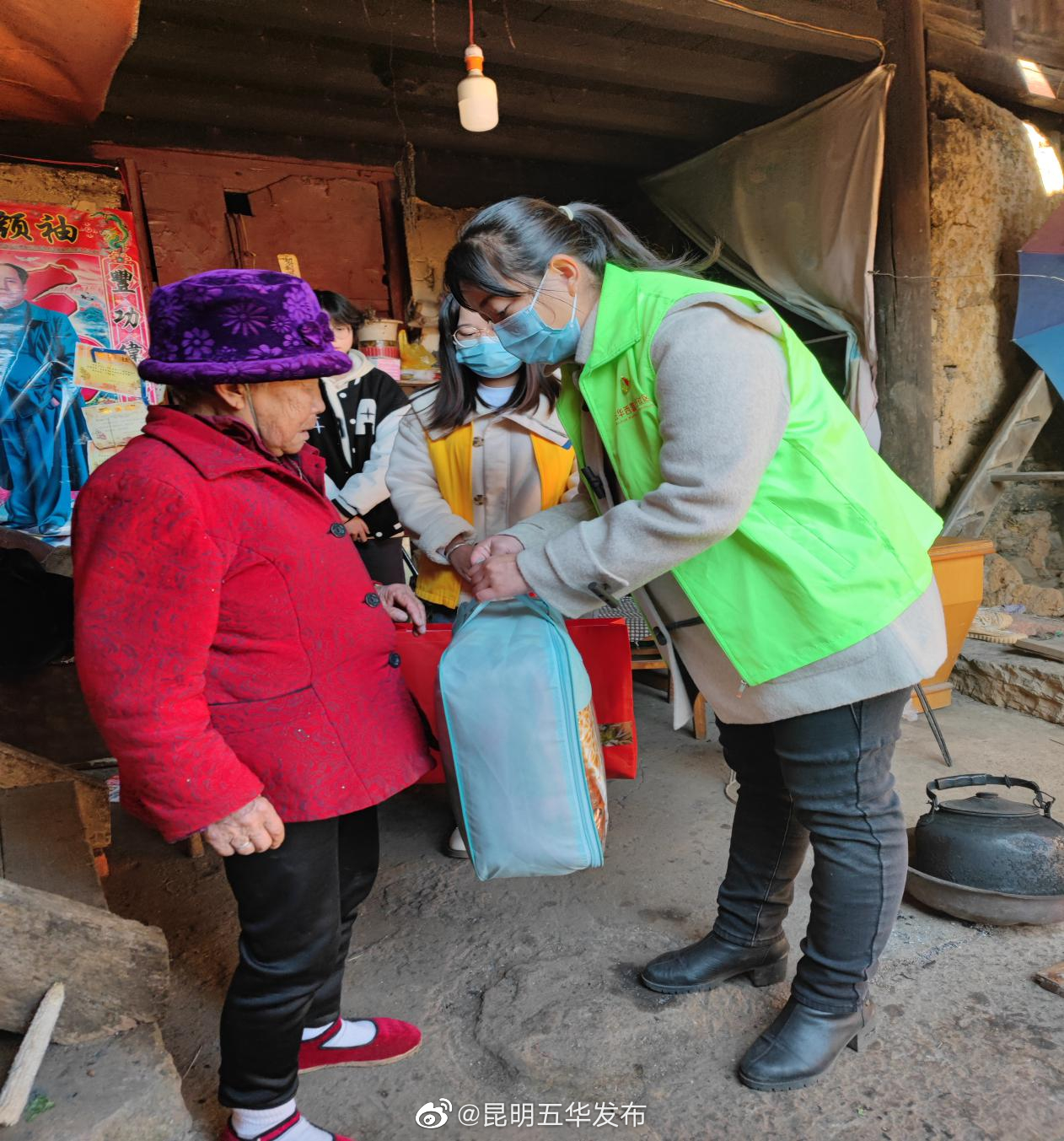 西翥街道社工站：寒冬送温暖 慰问送关怀