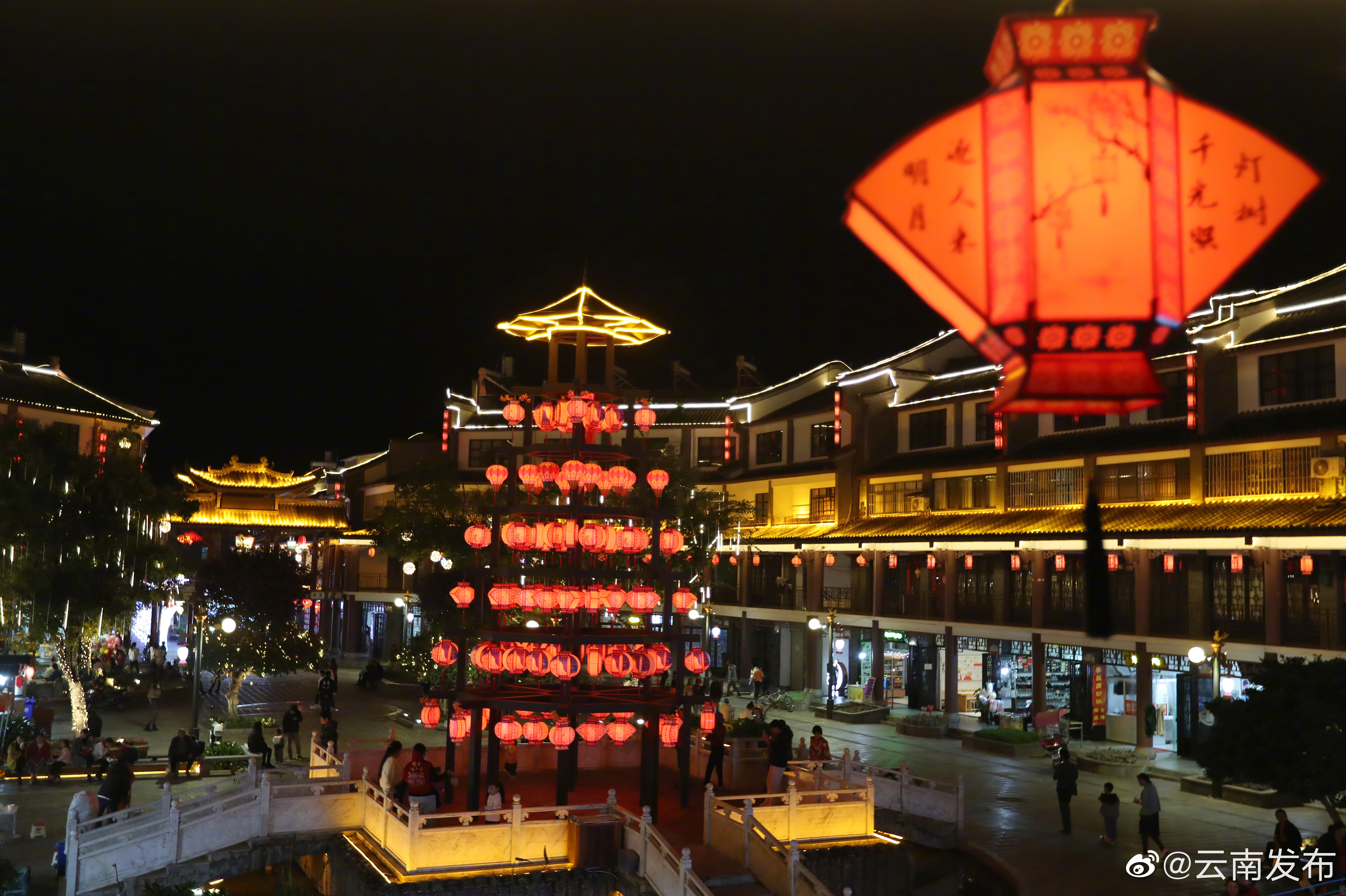 云南大理弥渡县城文化美食街彩灯缤纷
