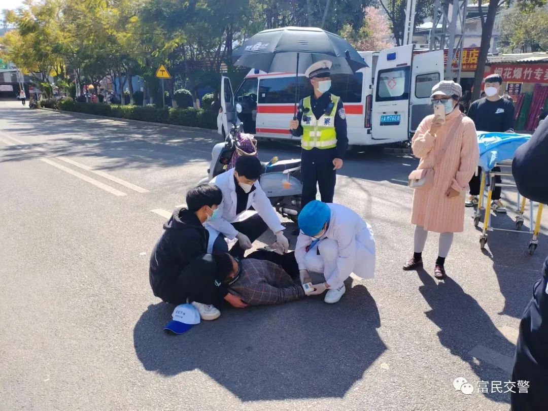 富民交警