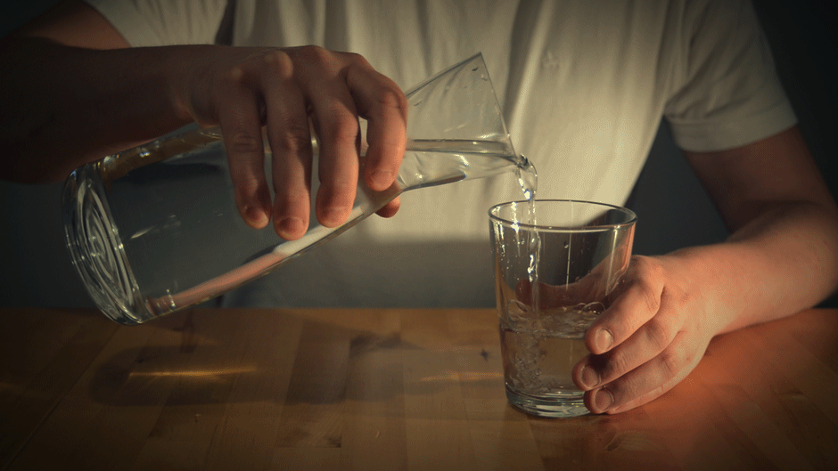 睡前喝水到底好不好