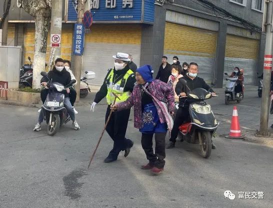 富民交警
