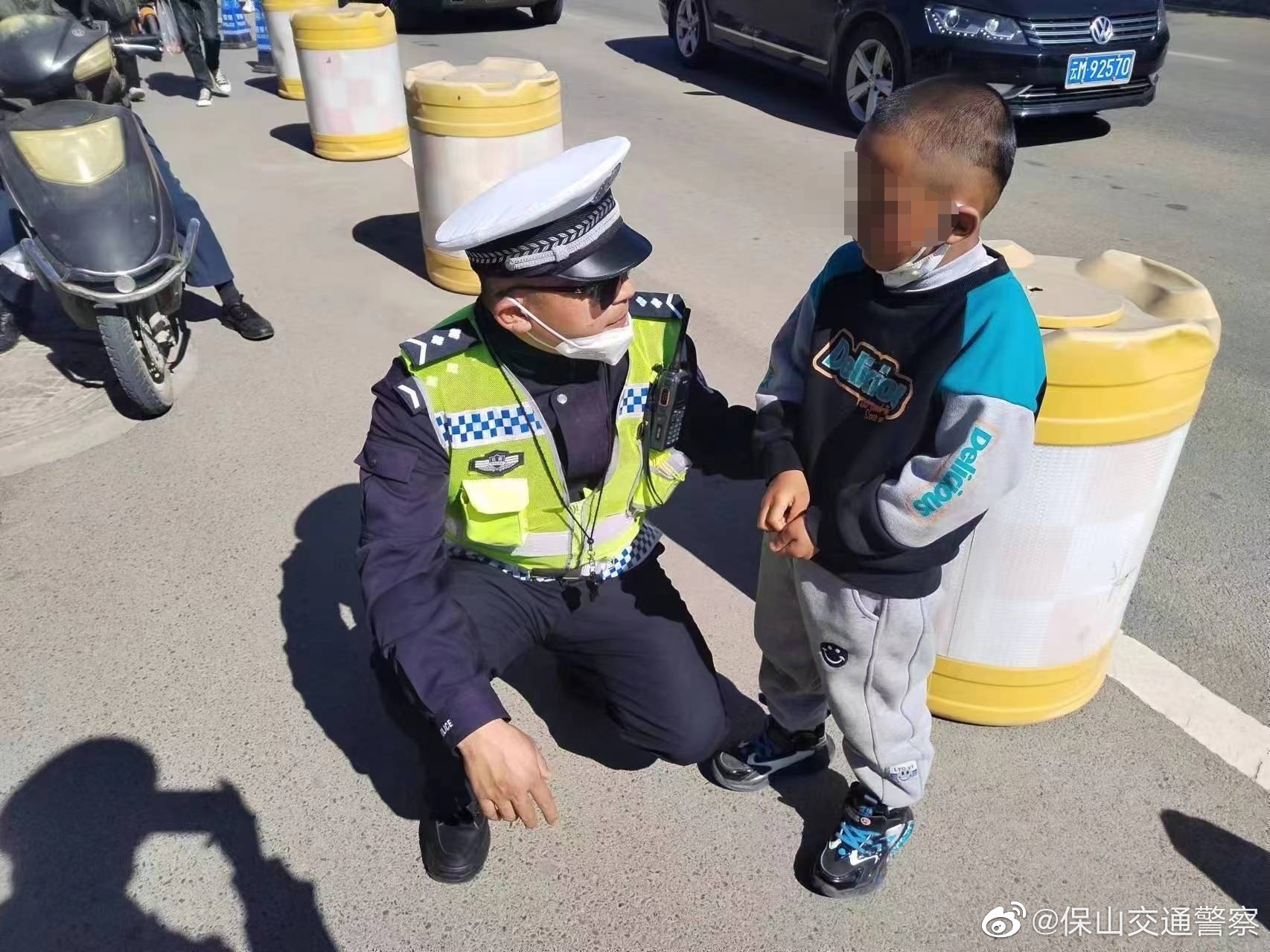 在路边哭泣的小孩遇上热心路人和热心交警,绝对靠谱!