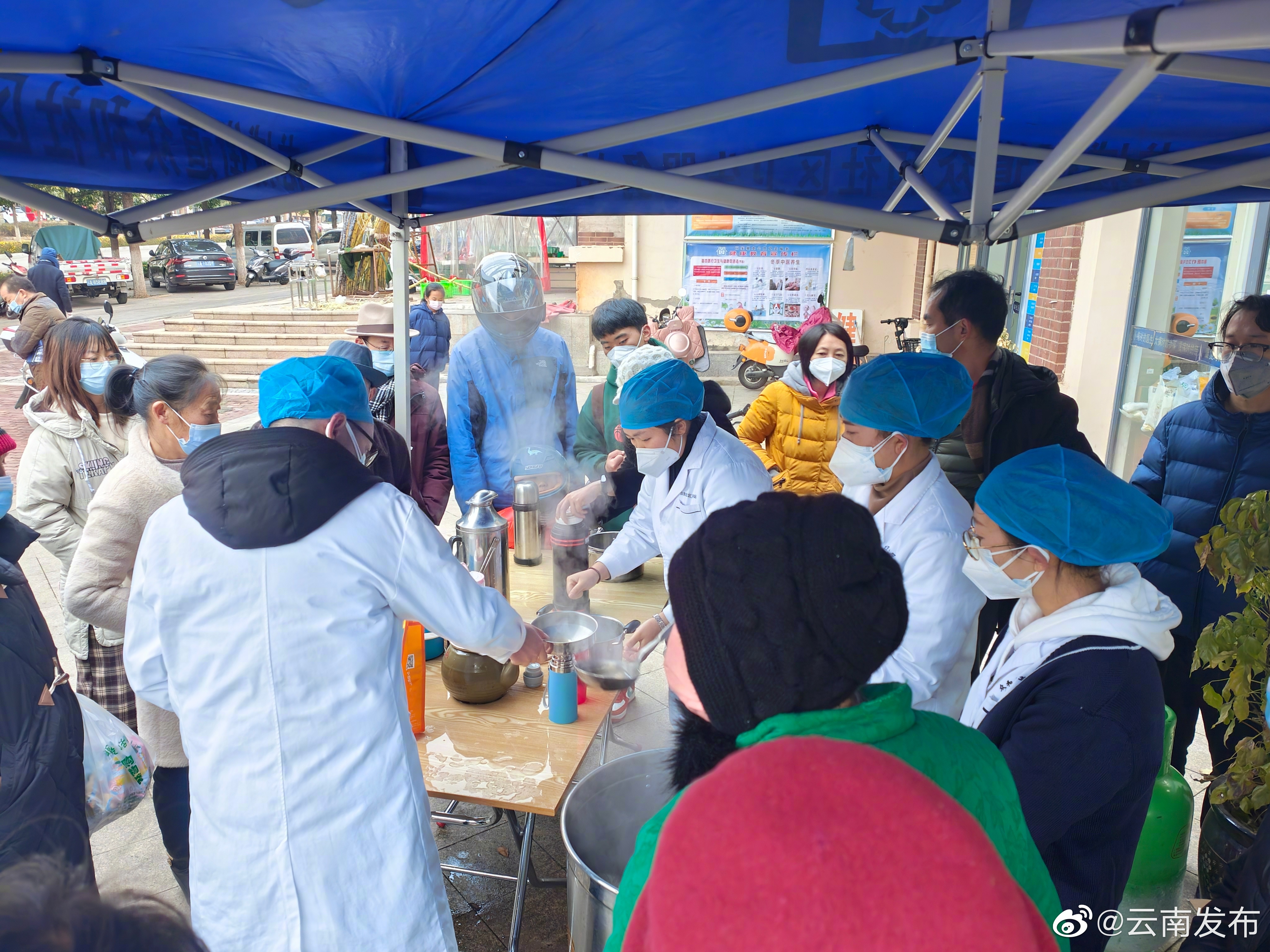昆明这个社区熬制暖心大锅药助力居民防疫抗疫