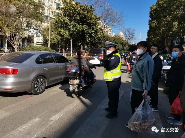 富民交警