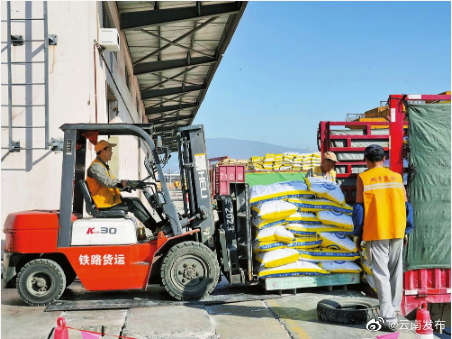 云南铁路抢运物资保障春耕备耕