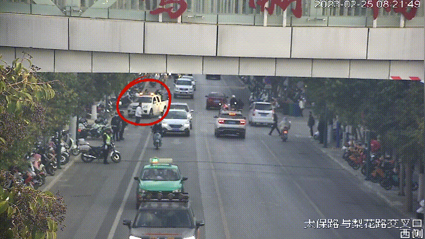 找不到复印店，他带考生到单位打印准考证