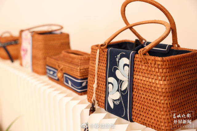 牟定：老彝绣里绽“新花”