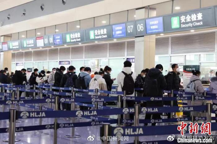 旅客为逃避安检把活蜗牛藏嘴里